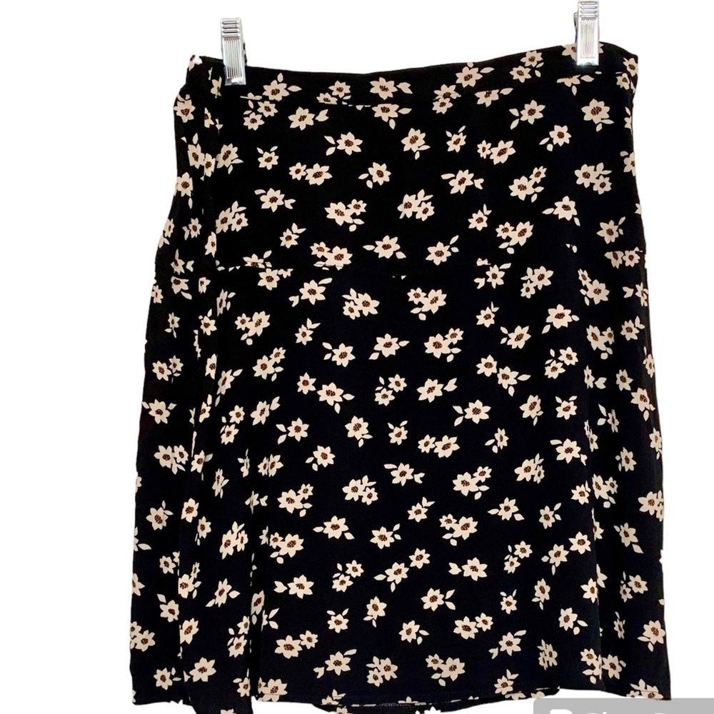 NWT FREE ASSEMBLY Adorable Black and Cream Floral Skirt, Size Medium.